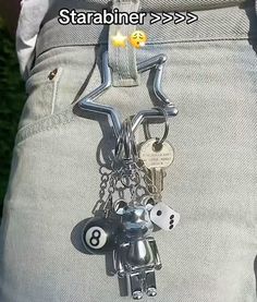 Carabiner Keychain Ideas, Keys Keychain Ideas, Keys On Belt Loop Aesthetic, Keychain On Pants Aesthetic, Caribeaner Keys, Caribeaner Keychain Ideas, Keychain Aesthetic Men, Aesthetic Carabiner, Carabiner Aesthetic