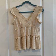 -Never Worn Casual Beige Blouse With Ruffle Hem, Casual Beige Top With Ruffles, Trendy Cream Tops With Ruffles, Ruffle Tank Top, Cute Outfits, Womens Tops, Tank Top, Tank Tops, Cream