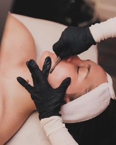 Dermaplaning can help reduce the appearance of acne scars or other skin imperfections by revealing newer, undamaged skin. It can make your skin look younger; though, it doesn't stop the aging process. Some people also get dermaplaning for hair removal. This is only a temporary fix because your hair will grow back. Dermaplaning Aesthetic, Skin Pharm, Dermaplane Facial, Wedding Facial, Facial Pics, Dermaplaning Facial, Massage Therapy Rooms, Master Esthetician