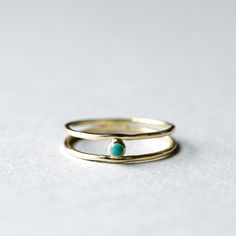 DESCRIPTION: >A slim open ring with faceted turquoise at the center. >Gold plated 925 Sterling Silver fully hallmarked. >Sterling silver is an almost pure metal made from 92.5% Silver. >Approx 4.5mm in length; 2mm turquoise; double band at 1mm each. FREE SHIPPING USA- All of our jewelry will arrive in custom packaging ready for gift giving. CARE: To prolong the color and shine of your jewelry, avoid contact with perfume, lotion, and water. Store in a bag or jewelry box. SATISFACTION Double Rings, Minimal Ring, Zierlicher Ring, Ring Turquoise, Bohemian Rings, Minimalist Ring, Turquoise Rings, Stone Gold, Minimalist Rings