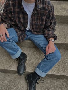 Hipster Man Aesthetic, Aethstetic Guy Outfits, Flannels Aestethic Men, Mens Fall Outfits Sweaters, 90s Inspired Mens Fashion, Men Types Of Style, Layered Outfits Fall Men, Flannels Mens Outfit, Guy In Flannel Aesthetic