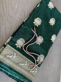 This Beautiful  Pure Banarasi Silk Saree has outstanding finished Zari  Woven Work all over the body and Border. The Gorgeous Zari Woven Pallu with Tassels has taken it's beauty to the next level!  Comes with an unstitched matching blouse piece. Material:  Pure Silk Fall & Pico ✅  ** Jewellery is not included! Disclaimer: slightly color variations may be possible due to light effects! Traditional Green Meenakari Choli, Traditional Green Meenakari Sharara, Green Traditional Sharara With Meenakari, Traditional Green Sharara With Meenakari, Elegant Meenakari Blouse Piece For Festive Occasions, Elegant Green Jamawar Sharara, Traditional Kundan Blouse Piece With Dupatta, Green Kundan Bollywood Saree, Elegant Chandbali Choli With Zari Weaving