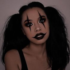 Cute Makeup Ideas For Halloween, Simple Halloween Makeup Black Women, Diy Baddie Halloween Costumes Ideas, Baddie Clown Costume, Red And Black Halloween Makeup, Easy Spooky Makeup, Halloween Look Ideas, Simple Halloween Makeup Looks For Work