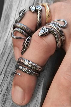 Stunning snake ring, unisex fashion style jewelry!!! Weird Rings, Unisex Fashion Style, Eccentric Jewelry, Two Headed Snake, Hands With Rings, Snake Heads, Badass Rings, Edgy Rings, Snake Rings