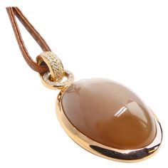 Thomas Leyser is renowned for his contemporary jewellery designs utilizing fine coloured gemstones and diamonds. This pendant in 18k red gold is set with a fine oval brown Moonstone Cabouchon 66,03ct. in top quality (36x25mm). It is accentuated by 100 diamonds brillant cut 1,2-1,5mm, pavé (0.95cts, G/VS). Marcasite Jewelry, Contemporary Jewelry Design, Handmade Gold Jewellery, Silver Necklace Set, Heart Necklace Diamond, Pretty Necklaces, Gold Jewelry Indian, Classic Jewelry, Stunning Necklace