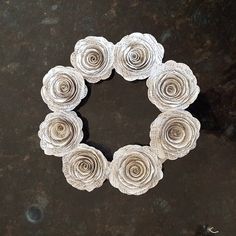 the paper flowers are arranged in a circle