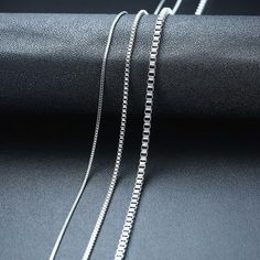 Werten Sie Ihren Stil mit unserer VVS Jewelry Classic Minimal Box Cuban Chain auf, die für den mühelosen Hauch von Silber entworfen wurde. Ob Sie sie allein oder in Kombination mit anderen Halsketten tragen, sie verleiht Ihrem Outfit ein subtiles und doch durchdachtes Element. 



 LANGLEBIG UND WASSERDICHT

 Bei VVS Jewelry sind wir stolz darauf, Schmuck zu kreieren, der Schlichtheit mit bemerkenswerter Haltbarkeit verbindet. Unsere Stücke sind nicht nur wasserdicht und somit für Dusche, Meer Bracelet Viking, Silver Chain For Men, Geometric Bracelet, Chain For Men, Friend Bracelets, Bracelet Cuir, Chains Necklaces, Creating Jewelry, Star Bracelet