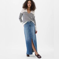 Great Transition Piece - Can Wear With Sweater Or Tank - Perfect With White Sneakers Too. Paris Winter Outfits, Gap Brand, Long Jean Skirt, Brunch Fashion, Denim Skirt Outfits, Knit Maxi Skirt, Denim Skirt Women, Denim Maxi, Denim Trends