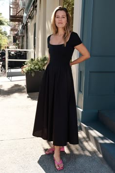 Inspired by our bestselling Clara Dress, Sierra is a timeless warm weather favorite that flatters all shapes. A fitted, mid-stretch bodice in supportive European ponte couples with a voluminous a-line skirt in 100% European cotton. Ballerina-length, Sierra offers an effortless silhouette that feels both flowy and structured at once with a side zip for easy on/off and, yes, pockets! Also available in off white, with a lined skirt.[SPLIT] Maritza is 5'9.5" (177 cm) tall, wearing size XS. Nane is 5 Mid Black Dress, Timeless Dresses Casual, Mid Dress Outfit, Late Summer Wedding Guest Outfit, European Fashion Women, Piano Dress, Gothic Cottagecore, Black Summer Dress, Black Cotton Dress