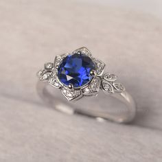 ◆The ring draws inspiration from the polaris. Hand-finished in Sterling sliver, this piece features a round shaped sapphire. Clear zirzons decorate around the main stone. An extremely simple celestial ring that you cannot miss. ◆ Production Description: Main stone Type: Lab Sapphire Main Stone Shape: Round Main Stone Size:7*7mm(1.66ct) Side stone: CZ Metal: 925 Sterling silver - Other options available in the drop down menu ◆ Customization: √Free for Add Engraving √Other Metal Type Available √Ot Sapphire Ring White Gold, Saphire Engament Ring Set Silver, Leaves Engagement Ring, Dream Rings, Oval Sapphire Ring, Green Sapphire Ring, Celestial Ring, Blue Engagement Ring, Gold Flower Ring