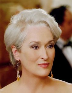 Meryl Streep as Miranda Priestly - Production Still Asymmetrical Hairstyles, Prada, Short Hair Styles, Hair Cuts