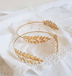 GREEK GODDESS HEADBANDS. Set of 2 pearl hand decorated Greek headbands, ideal for Greek inspired bridesmaids.  Greek head band ideal for bridesmaids or to give a little Greek glamour to any outfit. Made from golden colored metal with leaf design. Comes packaged in a little gauze bag and makes the perfect Greek inspired gift. Perfect for Greek style parties or Hen party  ITEMS ONLY SHIPPED EU and NOT UK Greece Accessories, Grecian Jewelry, Greek Party Decorations, Greek Headband, Greek Outfit, Greek Crown, Gold Leaf Crown, Greek Dress, Leaf Crown