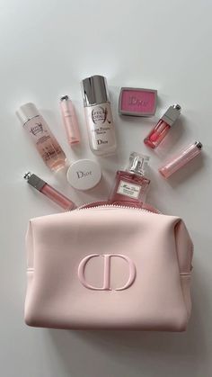 Vibe Rosa, Dior Blush, Makeup Dior, Mini Makeup Bag, Dior Aesthetic, Dior Girl, Dior Lip Glow, Flot Makeup, Makeup Bag Essentials