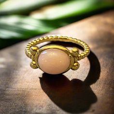 Le nom en dit long. Cette bague majestueuse est délicate et élégante, son design classiquement éternel, avec une tige délicatement cannelée qui orne magnifiquement la pierre cabochon centrale comme si c'était une couronne. Le sertissage de la pierre est encadré par quatre boules ornementales. Cette incroyable bague est parfaite pour chaque occasion et est basée sur un exemple romain exquis et unique du deuxième siècle après J.-C.
"Maiestas" signifie "majesté." Jewelry Catalog, Aqua Chalcedony, Delicate Rings, Cornice, Pink Opal, Red Garnet, Purple Amethyst, Bezel Setting, Precious Metals