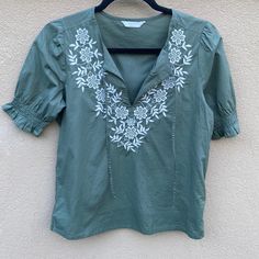 Brand New With Tags Lucky Bead Laurel Wreath Blouse V Neck With Tie And Embroidered White Flowers Olive Green Size Small Approximate Measurements Pit To Pit 19” Length 23” 100% Cotton Boho Excellent Brand New Condition Green Short Sleeve Embroidered Top For Spring, Green Embroidered Short Sleeve Top For Spring, Green Summer Top With Embroidered Hem, Green V-neck Embroidered Cotton Top, Green Summer Blouse With Embroidered Hem, Casual Short Sleeve Blouse With Embroidered Neckline, Spring Green Blouse With Embroidered Hem, Casual Cotton Blouse With Embroidered Neckline, Green Embroidered Hem Blouse For Spring