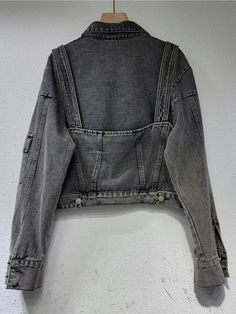 Coat is the best way to keep your body warm during this winter. This fashionable item has all the features you need to stay cozy and stylish at the same time. Do you wanahavit? Short Denim Jacket, Short Denim, Slim Shorts, Color Vintage, Spring Women, Body Warmer, Vintage Jackets, Female Fashion, Denim Coat