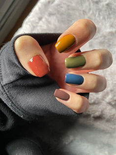 Welcome in spring with these stunning, spring nail designs and ideas! We have splashes of color for our vibrant girlies, or shimmers and glitter for those that want to sparkle all season 😍 Autumn Nails, Minimalist Nails, Dope Nails, Short Acrylic Nails