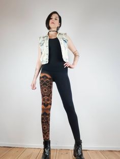 Boho leggings with floral pattern, crochet design and lace, vintage pattern. Winter leggings/spring leggings. The leggings are from the ONLY brand and are therefore well made and of the best quality. The fit is slim, good length (not too short), the waistband is elastic. It consists of 95% cotton and 5% elastane. The leggings have a high and wide waistband (waistband width approx. 4 cm). I have 3 different variants/designs of these leggings on offer. If you are not sure which design, just write Boho Leggings, Spring Leggings, Cut Out Leggings, Mandala Flower, Lace Vintage, Winter Leggings, Motif Vintage, Crochet Design, Womens Leggings