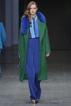 Luxury Green Winter Cardigan, Quirky Fashion, Green Coat, Business News, Blue Outfit, Fur Collar, Fashion Editorial, Colourful Outfits, Mode Inspiration