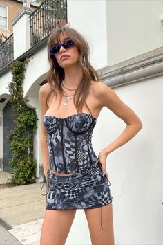 girl posing in a matching corset top and mini skirt outfit. Slim Vest, Mesh Skirt, Hot Dress, Girl Style, Summer Trends, Y2k Fashion, Go Out, Corset Top, Short Tops