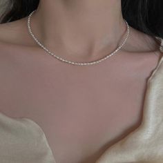 ¡Este collar es perfecto solo o combinado con otros collares en nuestra tienda! ¡El brillo de las perlas alegrará tu día! MATERIAL: Plata de Ley 925 PIEDRA: Perla DIÁMETRO PIEDRA: 3-4mm LARGO CADENA: Cierre ajustable de 38 a 45 cm  Lista de Paquete: Collar * 1 Caja de Crisjoyas * 1 Paño para joyas * 1 Tarjeta de garantía * 1 Joyas Cuidado: Cuidado de la plata esterlina: Las joyas de plata esterlina se pueden transmitir de generación en generación con el cuidado adecuado. ¡Te animamos a que uses Bridesmaids Gifts, Bridesmaid Gifts, Jewelry Gifts, Wedding Gifts, Spain, Collar, Gifts