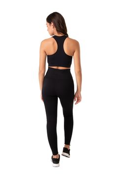 Caractéristiques:



 Soutien-gorge de sport sans couture avec intérieur contrasté

 Reprendre le nylon

 3 couches devant et 2 couches dos

 Silhouette dos nageur avec bretelles intégrées pour un soutien supplémentaire

 Support à impact moyen

 Cartographie en tricot jacquard ton sur ton avec détail de perforation

 Gestion du refroidissement, des antimicrobiens et de l'évacuation de l'humidité

 Hauteur de la ceinture 1 1/2''

 Coussinets amovibles et respirants

 Logo jacquard sur la ceinture centrale à l'arrière




 Contenu du tissu :




 Couche extérieure solide : nylon recyclé Repreve, élasthanne


 Couche intérieure solide : polyester, élasthanne Black Breathable Cross-back Sports Bra, Supportive Black Moisture-wicking Sports Bra, Black Sports Bra With Light Support And Micro-elastic Fit, Black Moisture-wicking Sports Bra, Supportive Micro-elastic Black Sports Bra, Zip Bra, Cami Bra, Yoga Tank, Racerback Bra