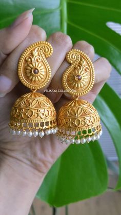 Beautiful matt gold jhumkas with traditional design. Plating color is yellow gold.   Length: 6 cm   Width: 3 cm - Ships out in 1-2 business days from Canada - Free shipping within Canada over CAD 75 - Tracking provided upon shipping - Guaranteed good quality.   Please note color may vary a little due to digital image limitations. Buy matching bangles and bracelets: https://www.etsy.com/ca/shop/VelikayaCollection?section_id=32318583 CUSTOMS and IMPORT TAXES: Buyers are responsible for any customs Brass Jhumkas With Intricate Design, Ornate Brass Jhumkas For Festive Occasions, Gold Dual-tone Temple Jewelry Jhumkas, Ornate Gold Jhumkas, Ornate Brass Jhumkas For Wedding, Jhumka Designs, Gold Jewellry, Handmade Clay Jewelry, Gold Ring Designs