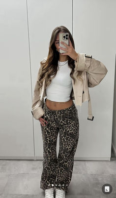 calça leopardo outfits | leopard | estampa de onça | tendência 2024 Leopard Outfit Ideas Fall Fashions, Gen Z Going Out Outfit, Fall Basics For Women, Daniel Caesar Concert Outfit, Philly Outfits, Outfit Septiembre, House Party Outfit Casual, Leopard Print Pants Outfit, Casual Dinner Outfits