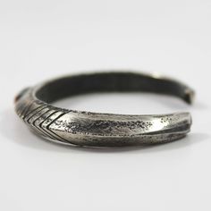 Bracelet manchette en argent forgé à la main avec des motifs limés et estampillés à la main et serti d'une coquille d'huître épineuse orange.

 Largeur du brassard : 0,375 po
 Mesure intérieure de 5,875", plus ouverture de 1"
 (Circonférence totale de 6,875" - Moyenne-Grande) Zuni Jewelry, Concho Belt, Navajo Jewelry, Native Jewelry, Spiny Oyster, Oyster Shell, Pendant Rings, Silver Cuff Bracelet, Black Stone