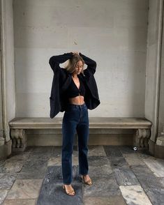 A NY minute 💁🏼 Black Blazer Street Style, Dress Like A Parisian, Blazer Street Style, Minimalist Capsule Wardrobe, Sporty Outfits, Jeans Boyfriend, Style Chic