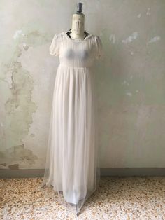 meraviglioso e perfetto abito da sposa originale anni 60 stile impero color bianco lungo abito tutto in seta bianca sormontato da un leggerissimo velo di tulle bianco vita stile impero e piccole maniche corte a palloncino piccoli volant sul collo e sulle maniche chiusura posteriore con cerniera a scomparsa CONDIZIONI PERFETTE Full-length Wedding Dress With Pleated Bodice, Full Length Wedding Dresses With Pleated Bodice, Full Length Maxi Dress With Pleated Bodice For Wedding, White Prom Gown With Pleated Bodice, White Gown With Pleated Bodice For Prom, Maxi Wedding Dress With Pleated Bodice, Maxi Length Wedding Dress With Pleated Bodice, White Empire Waist Dress With Fitted Bodice, White Dress With Fitted Bodice And Empire Waist