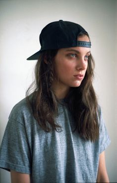 Long Hair Backwards Hat, Tomboy Hairstyles For Long Hair, Character Planning, Tomboy Clothing, Style Tomboy, Backwards Hat, Estilo Tomboy, Tomboy Hairstyles, Converse Outfits