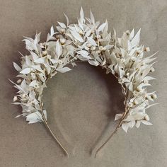 Bleached Ruscus with Star Flowers arranged on a gold headband. Bridal Flower Crown Boho, White Bridal Flowers, Wedding Hairstyles With Crown, Floral Headpiece Wedding, Boho Flower Crown, Boho Wedding Flowers, Flower Crown Wedding