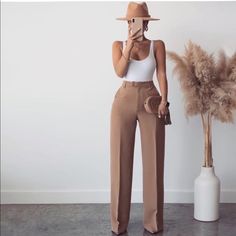 Zara Women Flared Trousers. Color: Camel. 2359/703/704. Mid Waist Trousers With Front Pockets And Flared Hems, Featuring A Front Zip And Metal Hook Fastening. Measurements For Size L Waist: Approx 16 Inches Hips: Approx 20 Inches Inseam: Approx 33.5 Inches Length (Inches Instead To Hem): 43 Inches Camel Pants Outfit, Summer Chic Outfit, Slacks Outfit, Long Cardigan Outfit, Khakis Outfit, White Summer Outfits, Zara Trousers, Casual Work Outfits Women, Slacks For Women