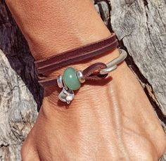 Pulsera de aventurina para mujer, pulsera boho, pulsera de cuero, pulsera de cuero para mujer, joyería boho, joyería boho, pulsera de mujer pertenece a la joyería boho, así como a la joyería boho o joyería hippie cuidadosamente diseñada y fabricada por EndiaDesign. Esta preciosa pulsera de plata está hecha de cuero genuino, una perla, una piedra preciosa aventurina (amatista, cuarzo rosa u gemas ojo de tigre) y piezas de metal zamak, todas ellas en baño de plata de 8 micras de ley. Puedes usar e Bohemian Adjustable Hand Wrapped Leather Bracelet, Trendy Hand Wrapped Jewelry For Festivals, Bohemian Wrap Bracelet As A Gift, Adjustable Hand Wrapped Bracelets, Handmade Wrap Bracelet Perfect As A Gift, Handmade Wrap Bracelet As Gift, Bohemian Bangle Jewelry For Everyday, Handmade Bohemian Wrap Bracelet For Everyday, Handmade Bohemian Leather Wrap Bracelet