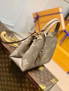 Peta Fashion Lu-Vi bags - 17429 A+ Excellent Quality copies; Contact us if you've any questions in your mind. Supreme Bag, Fan Fashion, Vuitton Handbags, Louis Vuitton Handbags, Evening Bags, Louis Vuitton Bag, Contact Us, Fashion Bags, Clutch Bag