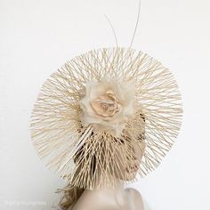 Stunning Ivory natural fibers and flower Kentucky derby hat for woman.This cream  fascinate disc hat is embellished with two feathers and a flower.It is a perfect hat for weddings, Royal Ascot horse races, cocktails, derby...It is mounted on a headband.If you want, you can choose the side of the head were you like to wear the fascinator, just convo me.Any color of the fascinator can be changed to order. **  PROCESSING TIME: 5 -7 business days.**  DELIVERY TIME (DHL EXPRESS  WITH TRACKING NUMBER) Spring Natural Hat With Structured Crown, Beige Structured Crown Straw Hat For Summer, Beige Straw Hat With Structured Crown For Summer, Summer Straw Hat With Structured Crown In Beige, Elegant Natural Boater Hat For Garden Party, Spring Chic Straw Hat With Structured Crown, Summer Fascinator With Round Crown, Elegant Hat With Structured Crown In Natural Color, Elegant Natural Hat With Structured Crown