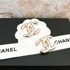 Beautiful Authentic Chanel 22b Large Cc Earrings In Light Gold. These Classic Earrings Are A Light Gold Chanel Cc Logo. One Part Goes In Front Of The Lobe, And The Second Behind To Create A Stunning Effect. Very Good Condition. Include Box. Measures Approx Width: 0.25 In Length: 1.50 In. Cc Earrings, Logo Light, Jewelry Chanel, Lighting Logo, Gold Chanel, Classic Earrings, Chanel Jewelry, Cc Logo, Gold Earrings