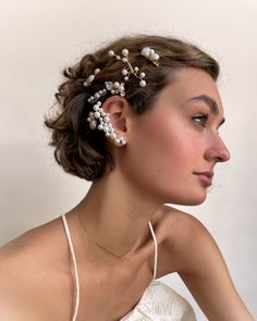 Organically arranged pearls and Swarovski crystals add a mix fem and glam to this petite comb. Made in NYC 14 K Gold Plate Rhodium Plate Loose Chignon, Crystal Comb, Low Bun Hairstyles, Mohawk Braid, Prom Hairstyles For Short Hair, Breathtaking Wedding, Short Wedding Hair, Wedding Hair Down, Wedding Updo