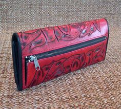 The Juan Antonio Tooled Red Tri Fold Wallet is embossed tooled red leather with black leather trim. #jaunantonio #leatherwallet #tooledleatherwallet #redleatherwallet #trifoldwallet #leathertrifoldwallet #leatherpocketbook SHOP: https://www.westernpassion.com/p_JA021-TR.html