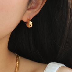 Gold earrings in a crescent shape When the crescent moon is covered with gold, the gold earrings are the most dramatic jewels in the world. As if blessed by Luna, the crescent moon earrings represent plump grapes, representing the joy of harvest. Bold and timeless gold crescent moon earrings are the perfect medium to show personal taste and express individual confidence. Chunky gold hoop earrings are available in gold and silver These chunky gold hoop earrings are made of brass and 18k gold plat Minimalist Crescent Hoop Earrings, Gold Crescent Hoop Earrings For Everyday, Everyday Gold Crescent Hoop Earrings, Gold Half Moon Hoop Earrings With Moon Charm, Tarnish Resistant Crescent Hoop Earrings, Gold Half Moon Hoop Earrings, Gold Plated Crescent Hoop Earrings, Gold Huggie Earrings With Moon Charm, Gold-plated Crescent Hoop Earrings