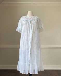 - Soft vintage-style chiffon dress featuring a baby blue floral print on a white backgroundEmbellished with delicate blue lace trim around the collar and sleeves, with a gentle ruffle at the hem- Size S- made in Japan - lovely condition, missing 1 floral button 🤍Model Measurements: - Bust: 34B - Waist: 26 - Hip: 38 - Height: 5"4 🤍 Size of mannequin: size 2 - 4 Blue Dresses With Lace Collar For Daywear, Light Blue Lace Dress For Daywear, Princess Core, Blue Floral Print, Mode Vintage, Dress Clothes For Women, Blue Lace, Chiffon Dress, Vintage Stil