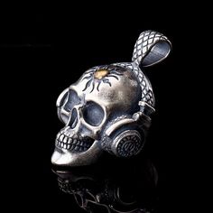 Product information : Material: silver Style: unisex Style: Headphone Skull Color: ancient silver Size Information: Size: 23.7x36.5mm. Packing list: Pendant *1 Music Headset, Skull Accessories, Gothic Pendant, Skull Pendant, Beaded Skull, Braided Strap, Silver Jewelry Handmade, Pearl Charms, Craft Time