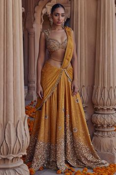 भारतीय दुल्हन संबंधी, Skirt Saree, Suits For Women Indian, Haldi Outfits, Sangeet Outfit, Function Dresses, Draped Saree, Floral Lehenga