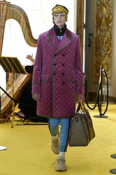 View the complete Resort 2018 collection from Gucci. Mens Fashion 2018, Outdoor Coats, Gents Fashion, Fashion Show Images, Fashion Show Collection, Vogue Paris, Audrey Hepburn, Large Fashion, Global Fashion