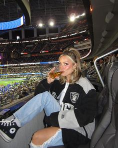 @delaneychilds on instagram Sports Bar Outfits, Hockey Game Outfit, Hockey Outfits, Tailgate Outfit, Bar Outfit, Football Game Outfit, December 8, Event Outfit, Football Outfits