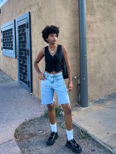 Denim Jorts Outfit, Long Denim Shorts Outfit Street Style, Jorts Outfit Summer, Jorts Outfit Women Summer, Black Jorts Outfit Aesthetic, Jorts Outfit Women’s Black, Jorts Outfit Women’s Denim, Jorts Outfit Idea Summer, Jorts Styled Girl