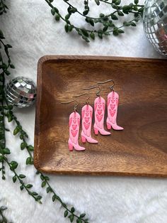 Cute pink cowgirl boots with glittery hearts *Hooks are stainless steel & gold plated stainless steel* Glittery Cowgirl, Boot Earrings, Pink Cowgirl Boots, Pink Cowgirl, Cowgirl Boot, Earrings Clay, Cow Girl, Cowgirl Boots, Cute Pink