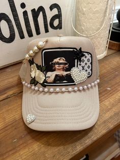 Cute multi patch, Marilyn Monroe unique hat. Perfect for any occasion or to give us a gift. Hat Business, Socks Ideas, Swag Hats, Bar Diy, Happy Hat, Lv Bags