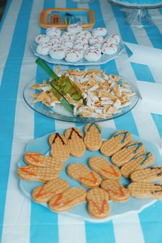 there are cookies and crackers on the table